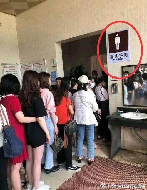 女子带男童进女更衣室被提醒,带10岁男孩进女更衣室违法吗