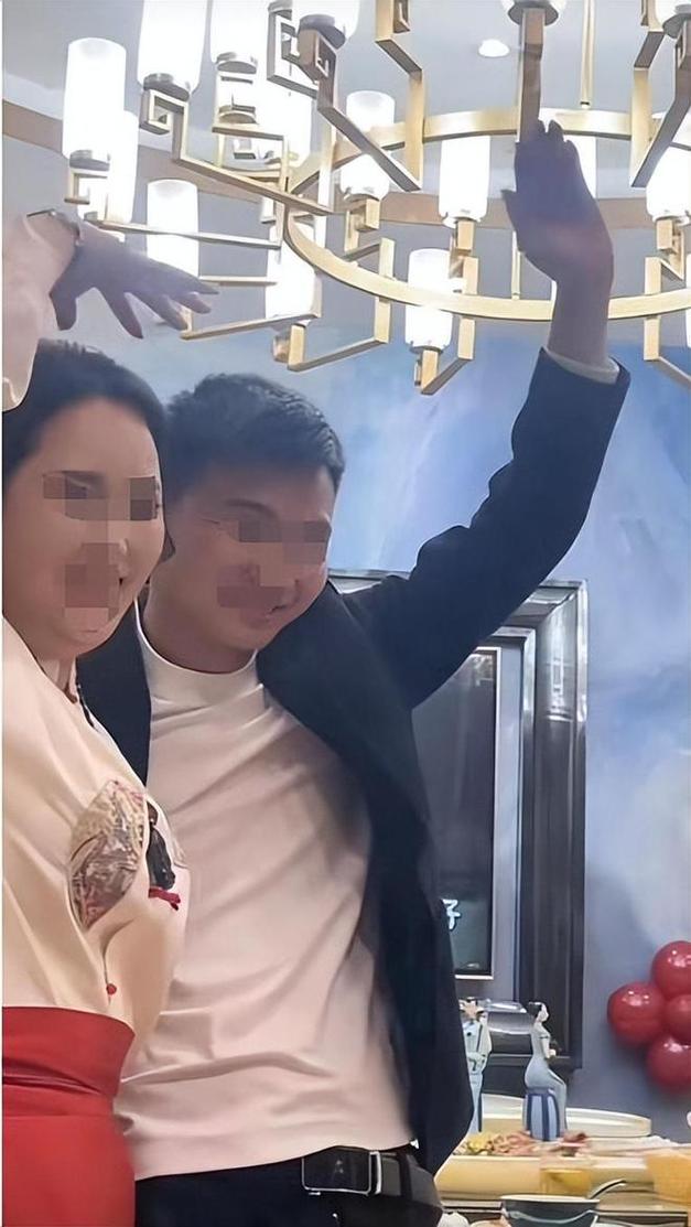 男子婚礼后发现女友50岁,男子婚礼后发现女友50岁了